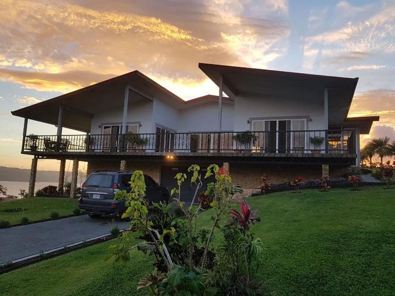 Stunning 374 m² 3BD 3BA Home with Expansive Lake and Volcano Views