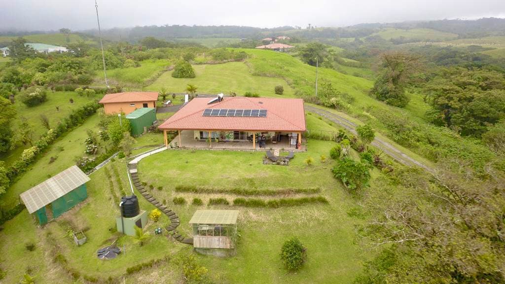 Mountain Top, Solar Powered, 3 bedroom Home in Nuevo Arenal  - 3