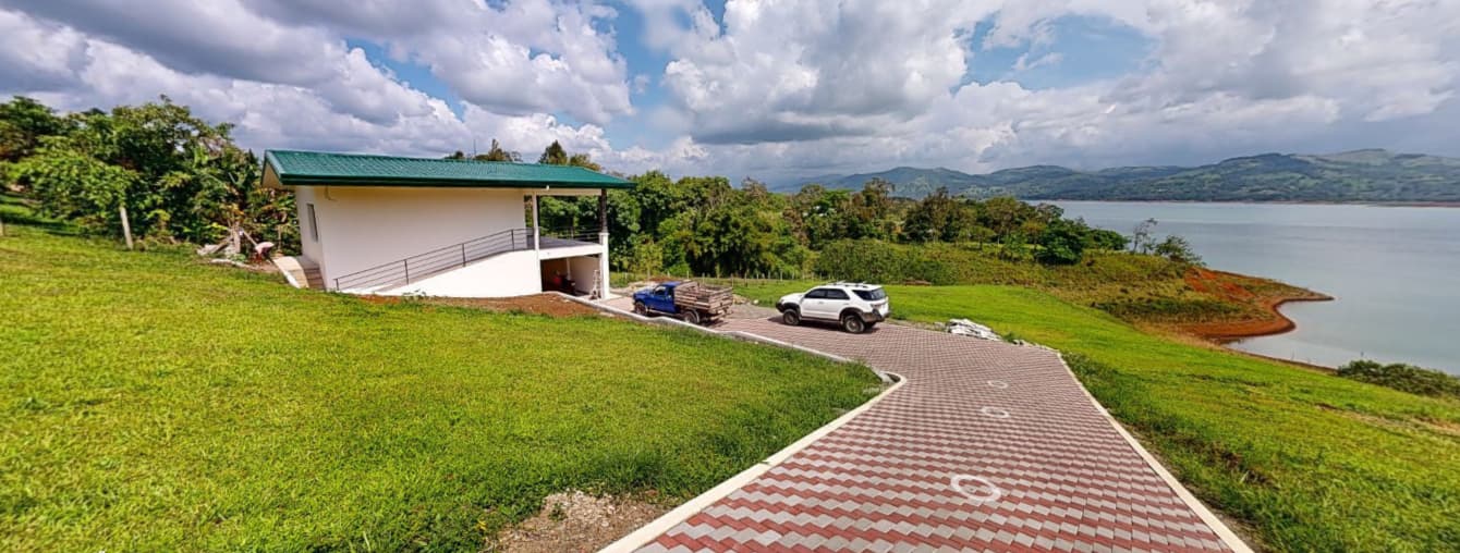 Spectacular Studio Apt + 2500 m2 Lot+ Lake Access Property in Nuevo Arenal - 2
