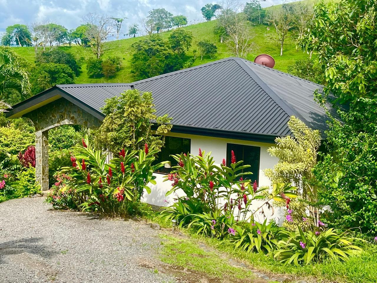 Spacious 1 BD 1 BA Residence with Lake Arenal View in Tronadora - 2