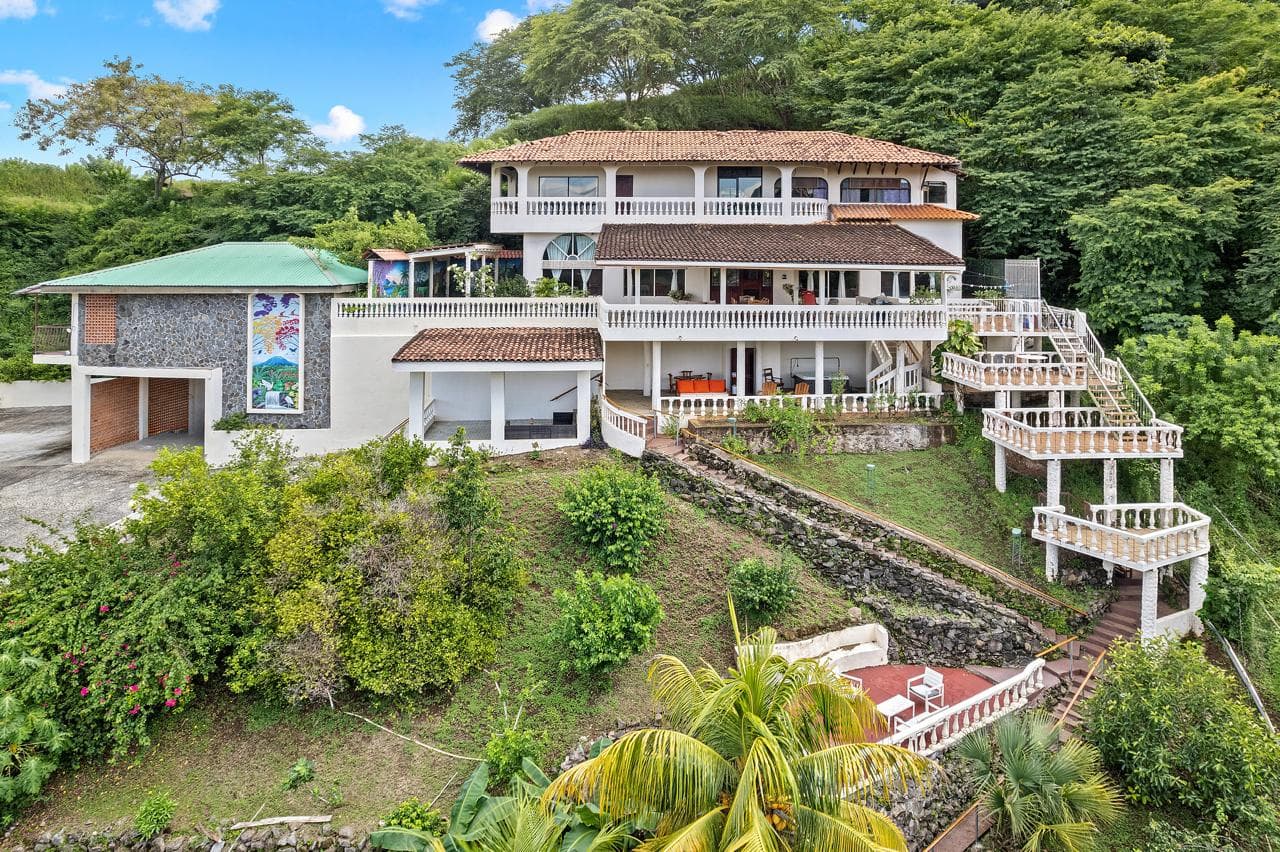 Luxury 19-Bedroom Property with Pools, Gardens & Stunning Ocean Views - 3