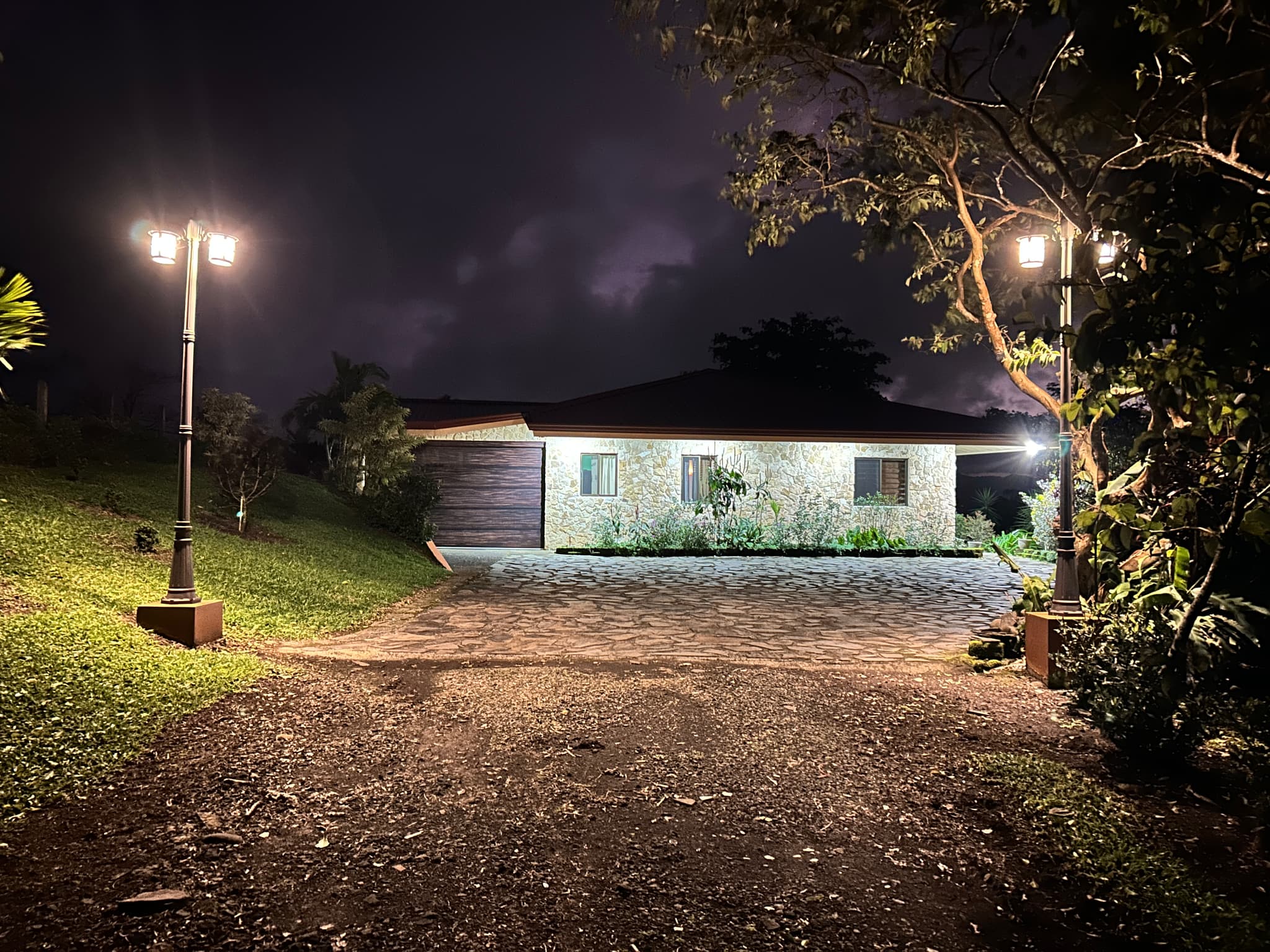 Charming 3-Bedroom Home with Guest House & Stunning Lake Arenal Views  - 5