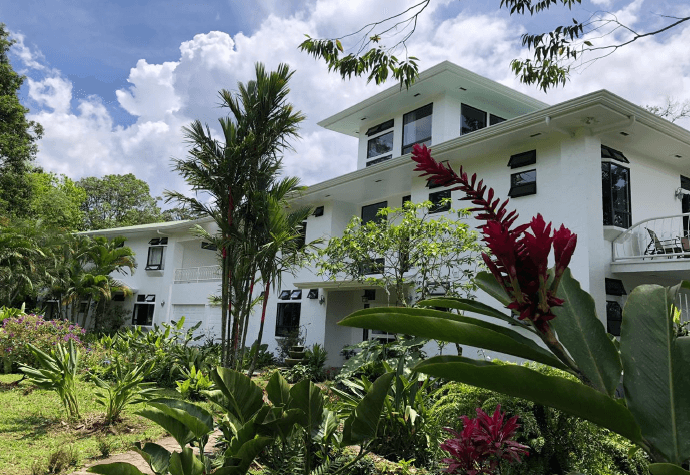 Villa Corazón: Luxury 4BD, 3.5BA Home + 3BD, 3.5BA GuestHouse w/ LAKE ACCESS - 3