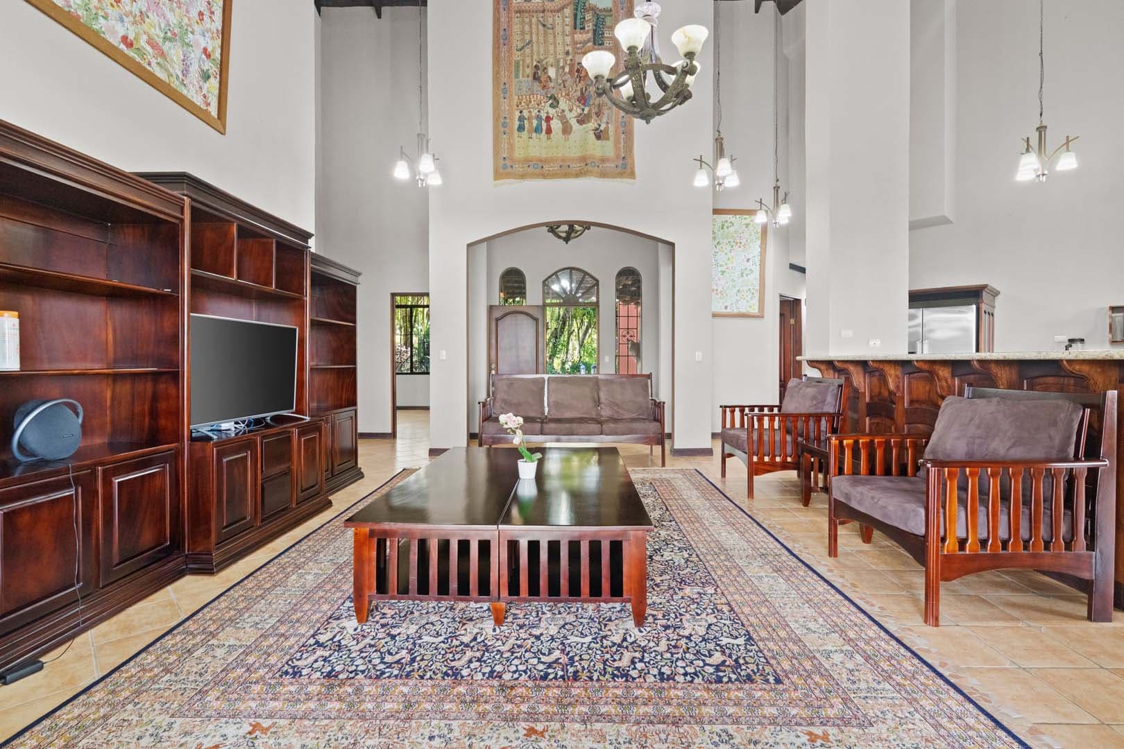 Luxury Home w/ Stunning Mountain Views on a 10,000 m² Estate - 5