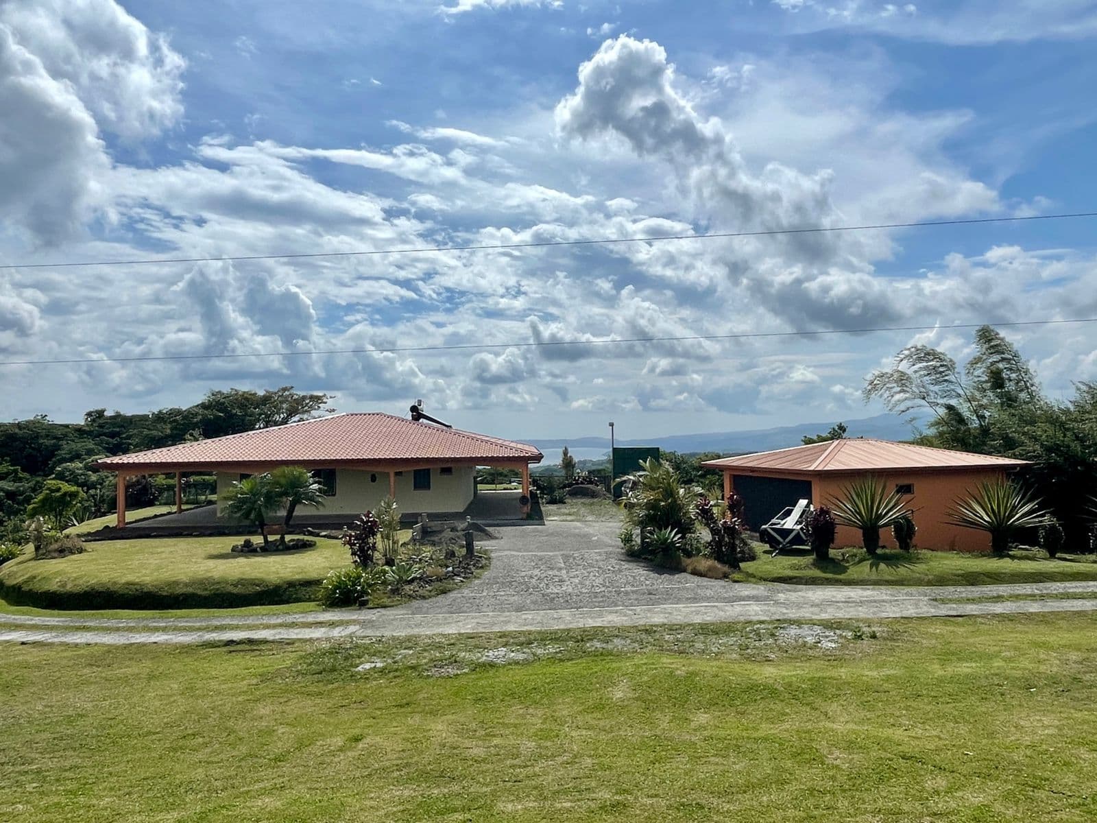 Mountain Top, Solar Powered, 3 bedroom Home in Nuevo Arenal 