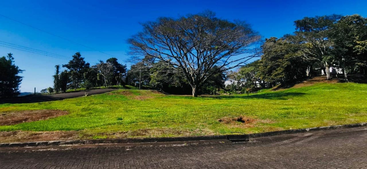 Amazing, 5,742 m2 (1.4 acre) Corner Lot in Gated Community in Tilaran 