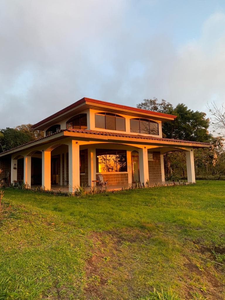 Gorgeous, 2 Story - 3 BD/2.5 BA Lake, Volcano and Mountain View House 