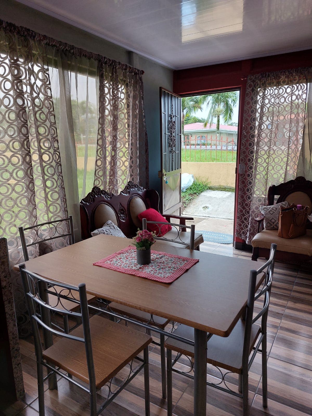 Beautiful 2BD/1BA Apartment Just Steps from Restaurants and Groceries 