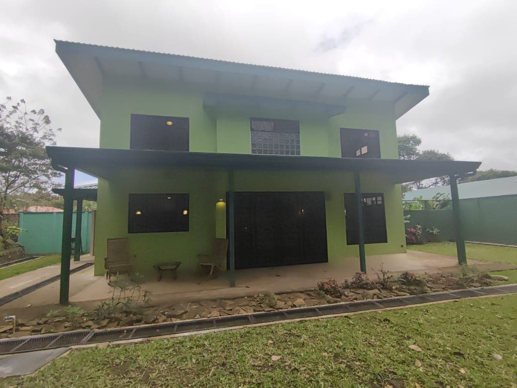A Lovely, 2 Story, 2-bedroom, 2-bathroom Home Near Lake Arenal in Tronadora 