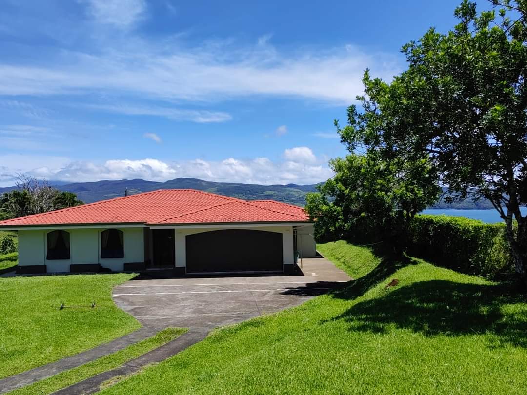 Fully Furnished, Upscale, 4 BD, 2.5 BA, Lake View Home – Parcelas de Quebrada Azul 